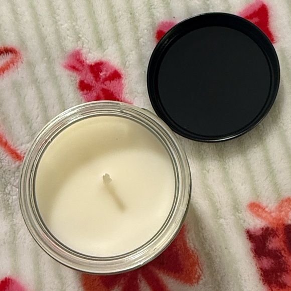 Bath and Body Works Golden Berry Mistletoe 7 Oz Jar Candle NWT - Picture 2 of 4